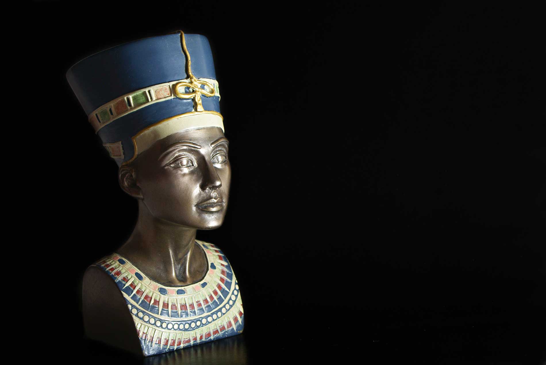 The Nefertiti lift for the perfect neckline